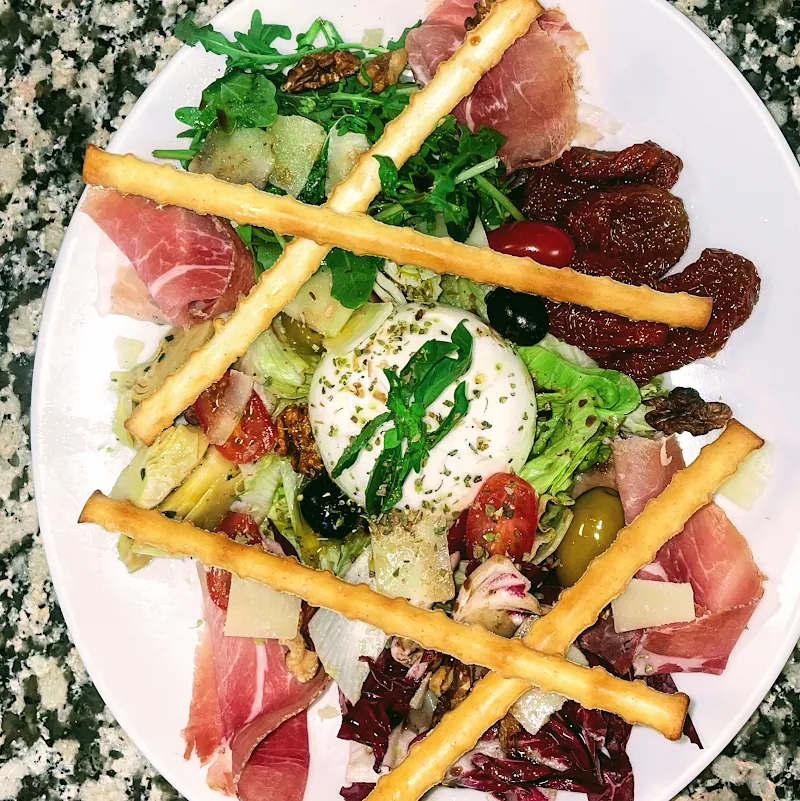 Grande salade avec burrata, jambon de Parme et gressins