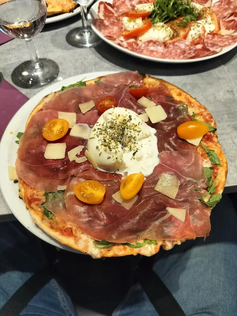 Pizza au jambon de Parme, burrata et tomates cerises
